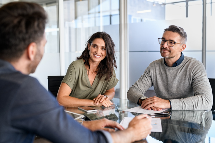 A financial advisor explaining the benefits and drawbacks of getting an annuity.