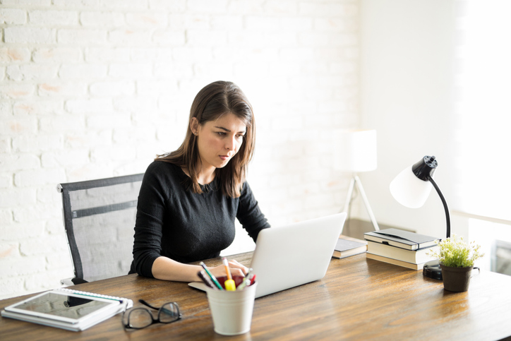 A woman deciding on which 401(k) rollover option to choose.